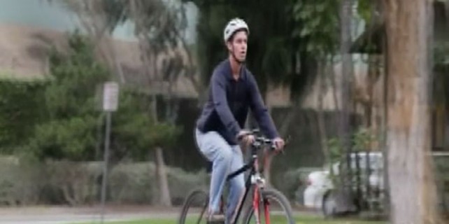 Onun görme engelli olduğuna kim inanır?