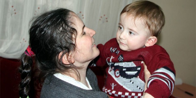 Görme engelli annenin çocuğuna ilk bakışı!