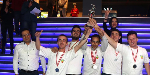 Bursalı gazeteciler bowlingte ter döktü