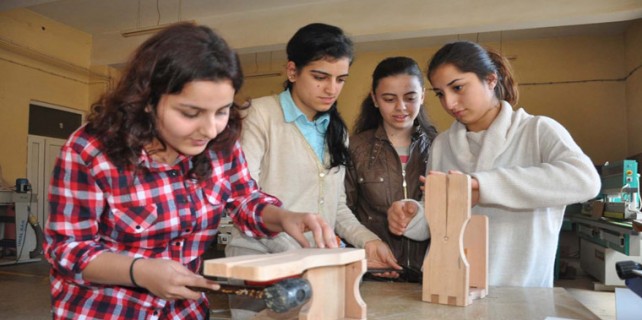 Mobilyaya kadın eli!