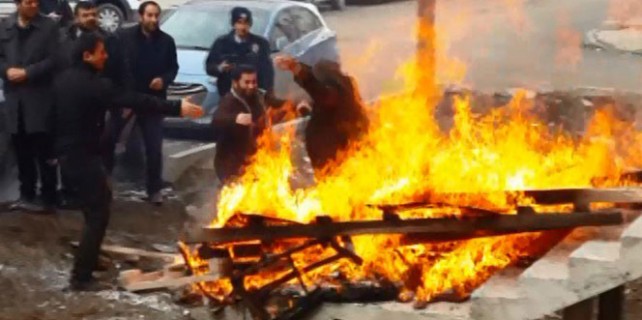 Kendini ateşe attı