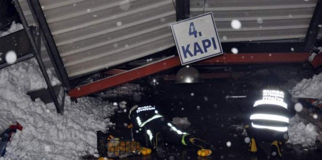 Facia teğet geçti...Pazar yerinin çatısı çöktü