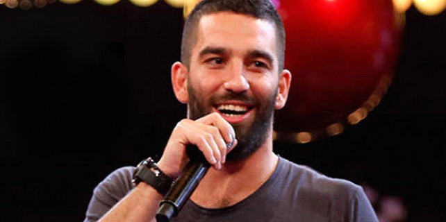 Arda Turan sahneye çıktı, salon coştu