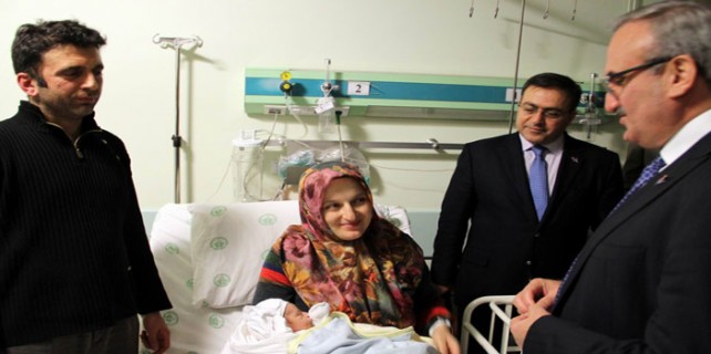 Yeni yılın ilk bebeğine altın