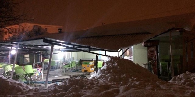 Bursa'da kar çatıyı çökertti!