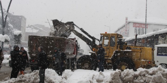 Bursa'da karla mücadele sürüyor