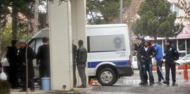 Uyuşturucu partisi karakolda bitti