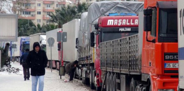 Çanakkale'de 1 kilometrelik araç kuyruğu