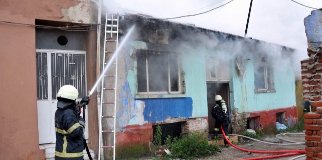 Bursa'da tarihi ev küle döndü!