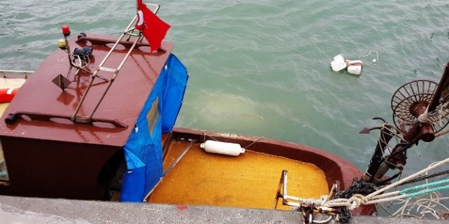 Fırtına balıkçı teknelerini batırdı