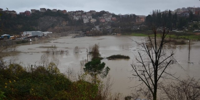 Çayır göle döndü