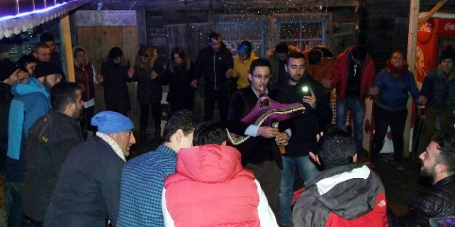 Yeni yıla horon teperek girdiler