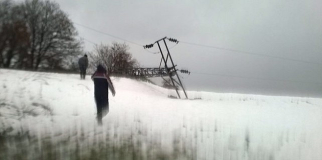 Yoğun kara rağmen UEDAŞ ekipleri imdada yetişti