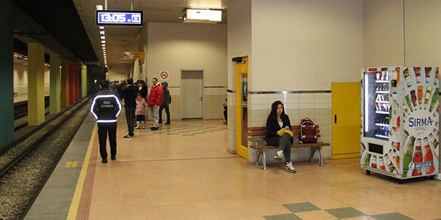 3 metro istasyonunun yiyecek otomatlarını soydular