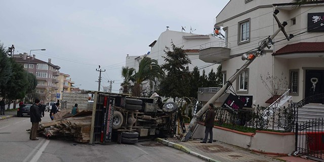 Devrilen kamyonetteki yaralıyı itfaiye kurtardı