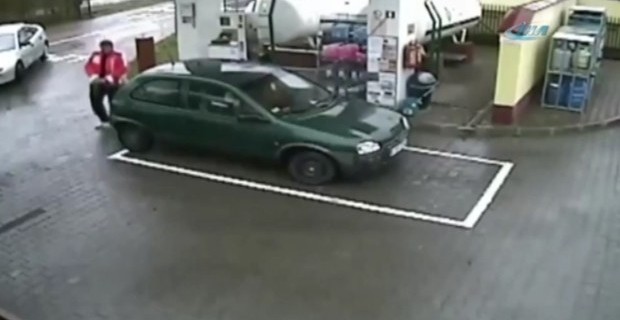 Pompacıyı yerlerde sürükledi!