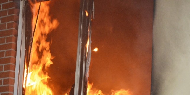 Malzeme deposu alev alev yandı