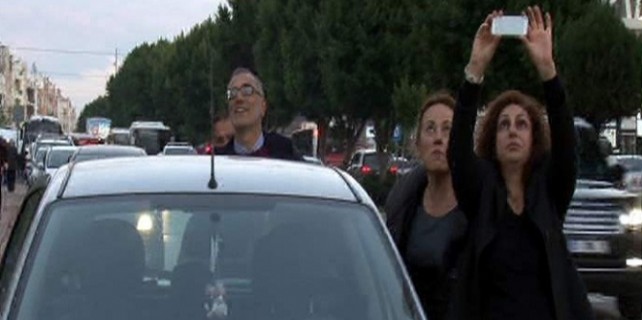 Onları görünce araçlarından inip cep telefonuna sarıldılar