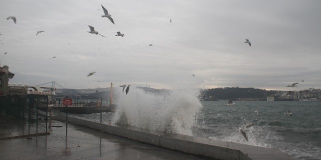 Dev dalgalar beşik gibi salladı