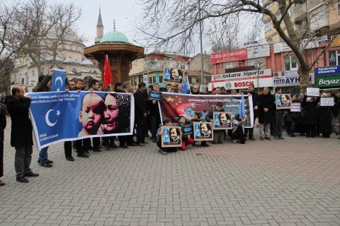 Alperenler, Uygur Türklerine destek için Çin bayrağı yaktı