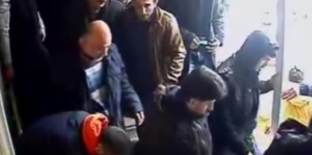 Camide ayakkabı hırsızlığı kamerada!