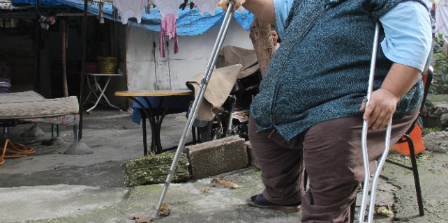 Evde ölümü bekliyor