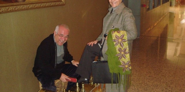 Eşinin önünde adeta diz çöktü