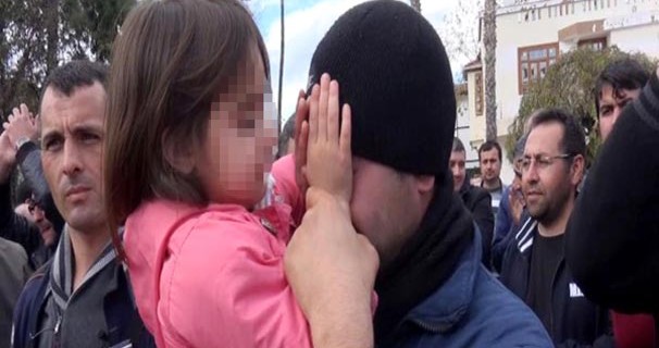 Babasının gözyaşlarını böyle sildi