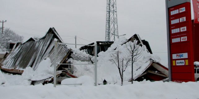 Akaryakıt istasyonu yerle bir oldu!