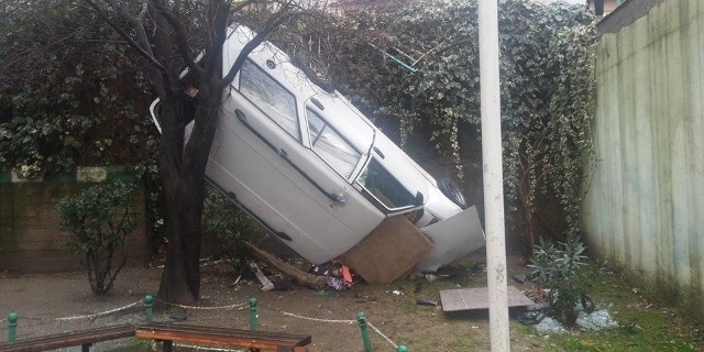 Ehliyetsiz sürücü cami bahçesine uçtu!