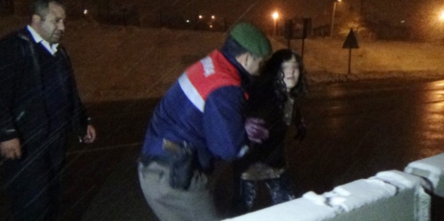 Otobüsten kaçan genç kız trafiği birbirine kattı