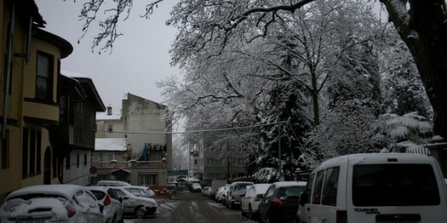 Kar Bursa’yı esir aldı, zincirsiz araçlar yolda kaldı