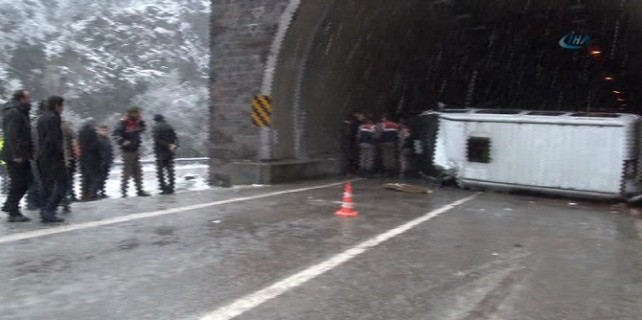 Öğrenci servisi devrildi: 19 yaralı