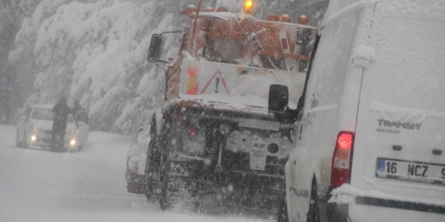 Dondurucu soğukta gece gündüz karla mücadele!
