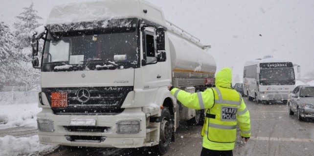Bursa-Ankara yolunda kar esareti