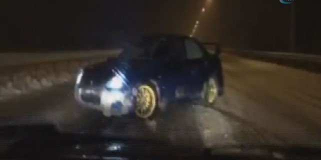Karlı yolda drift çılgınlığı