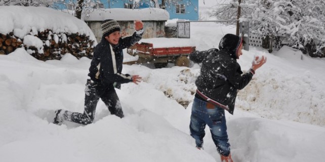 Kar yağışı çocuklara yaradı