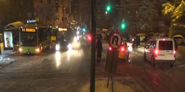 Yollar buz pisti, 12 otobüs yolda kaldı