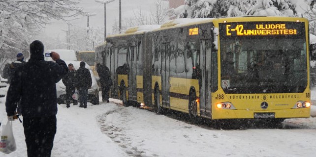 Yolda kalan otobüsleri öğrenciler itti