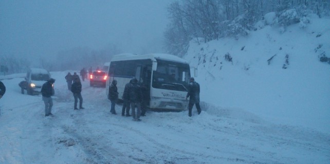 Bursa-Orhaneli yolunda kar çilesi!