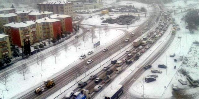 Bursa'da yollar buz pisti! Trafik kilitlendi