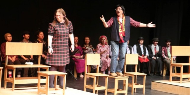 Kadına şiddete sahnede dikkat çektiler