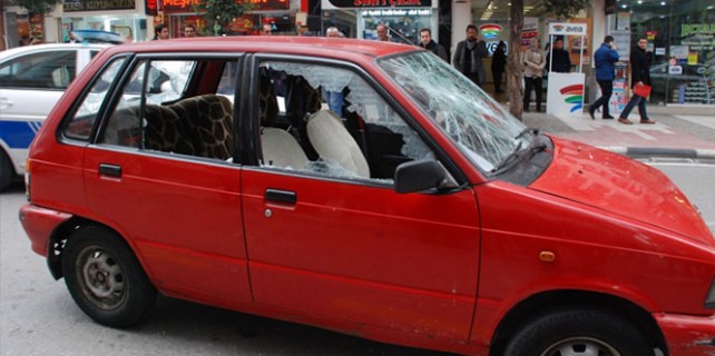 Cezaya kızdı aracını parçaladı