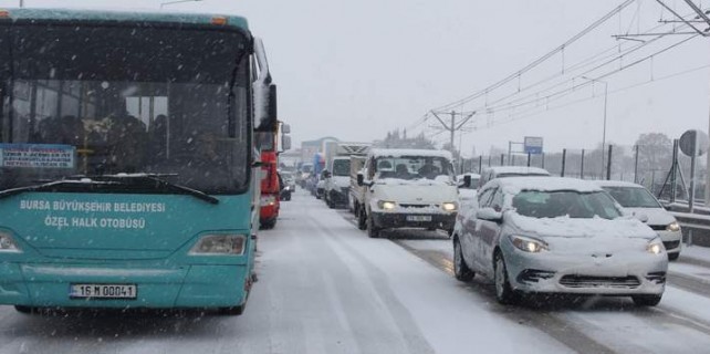 Bursa'da kar şiddetini arttırdı, araçlar mahsur