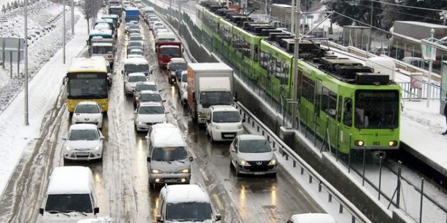 Bursaray ve ipekböceği buzlu yollara meydan okudu