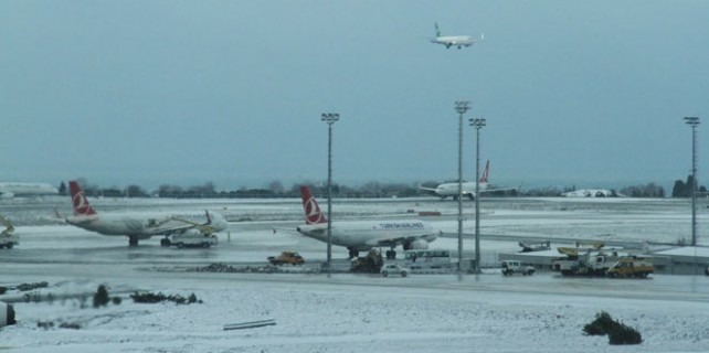 Kar, hava trafiğini olumsuz etkiliyor