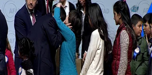 İşte Başbakan'ı alnından öpen çocuk!