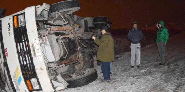 Buzlu yolda kamyon devrildi!