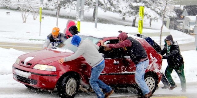 Sürücülerin buz tutan yolda zor anları!