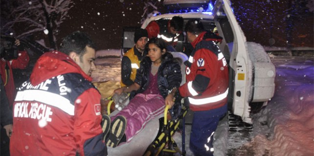 Zehirlenen aileye karda nefes kesen kurtarma operasyonu